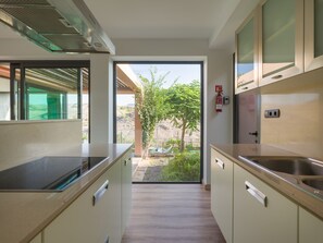 Geladeira, micro-ondas, fogão, cooktop