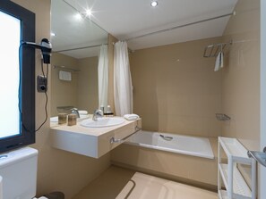 Baignoire, sĂšche-cheveux, serviettes fournies