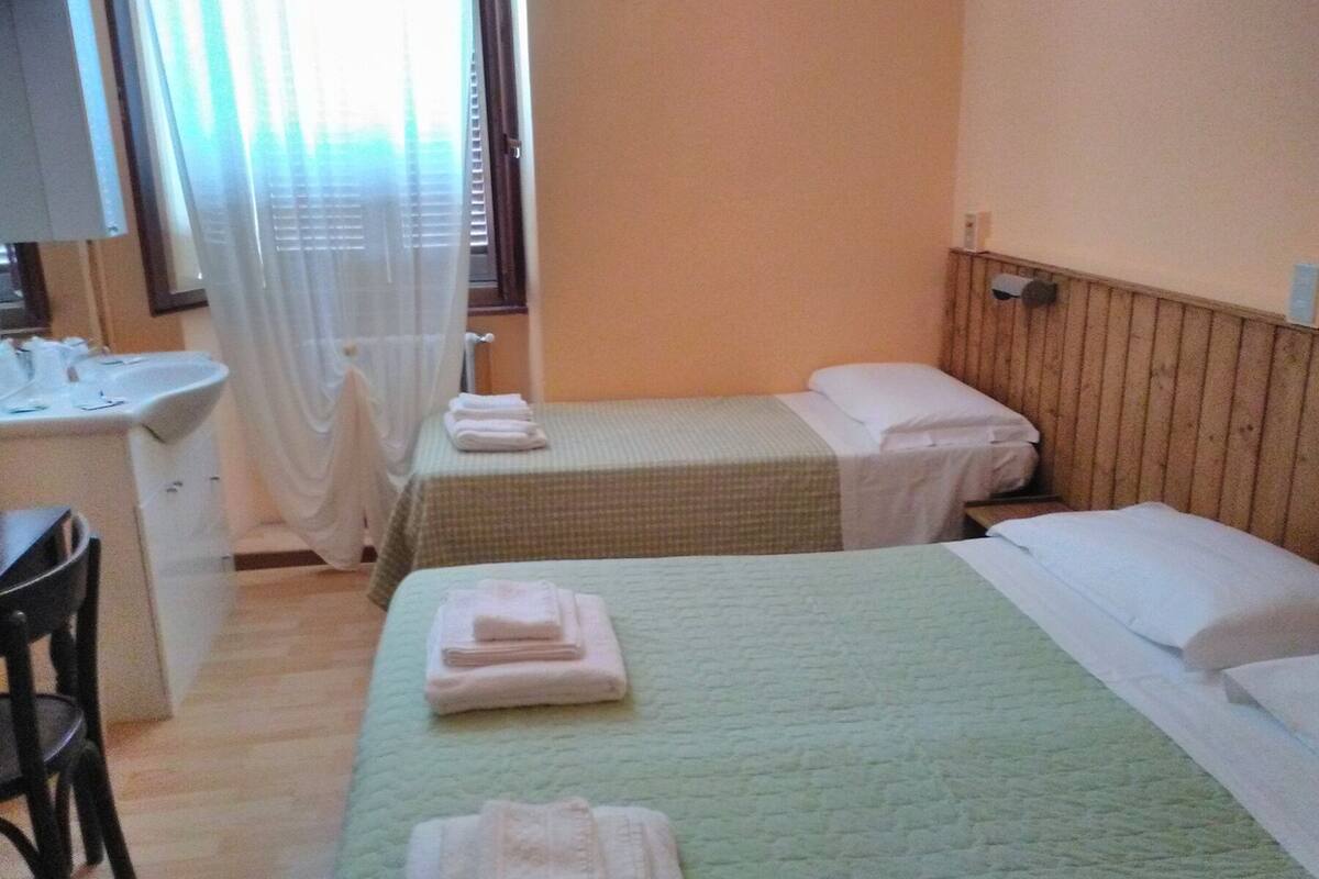 WiFi (free), bed sheets