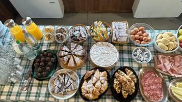 Tägliches kontinentales Frühstück gegen Gebühr