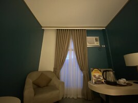 Premier Room | Living area | 35-inch Smart TV with cable channels, TV