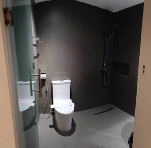 Shower, rainfall showerhead, free toiletries, hair dryer - Yes Hotel San Ildefonso Bulacan (Candaba)