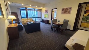 Departamento familiar, 2 habitaciones, vista a la ciudad | Área de sala de estar | Televisión de plasma de 27 pulgadas con canales digitales y televisión 