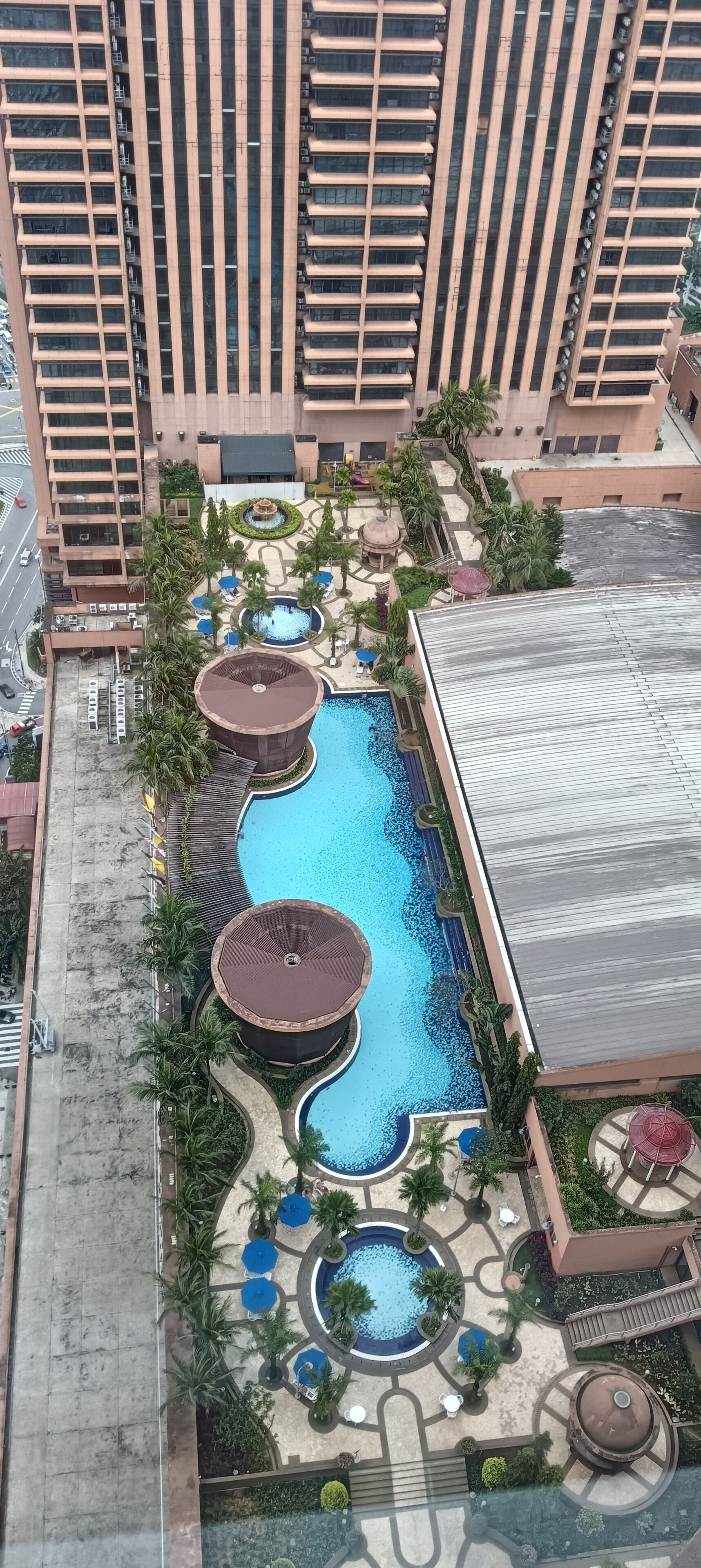 3 piscinas techadas, abierta desde las 07:00 hasta las 20:00, sombrillas