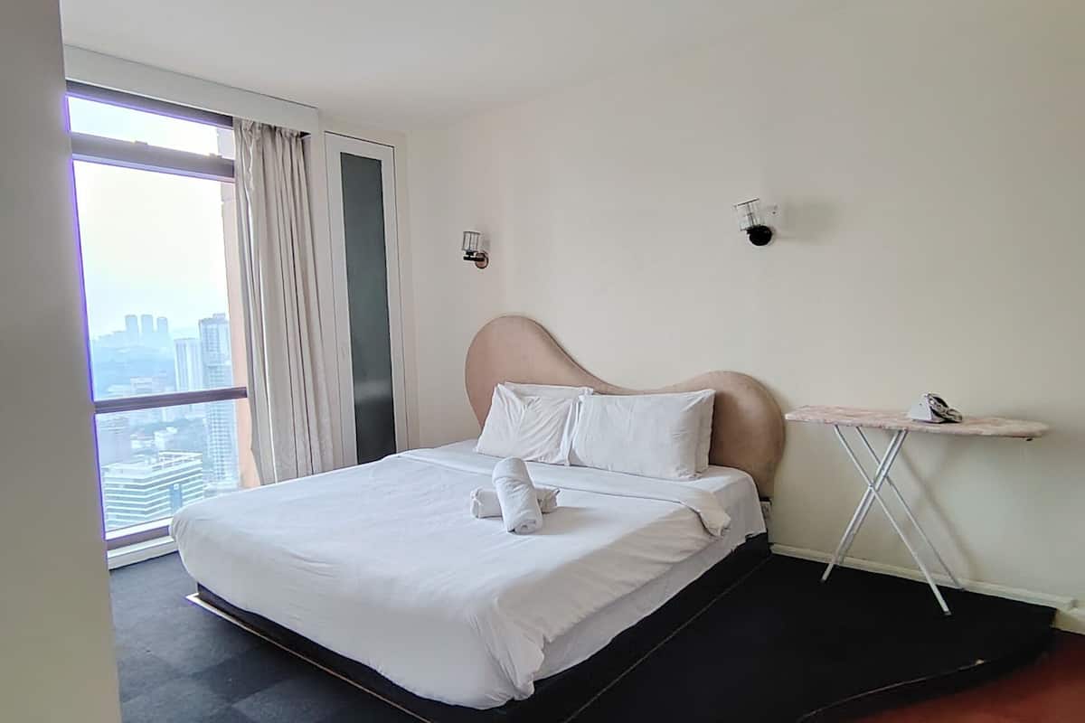 Apartament tradicional, vistes a la ciutat | 2 dormitoris, wifi gratuïta i roba de llit