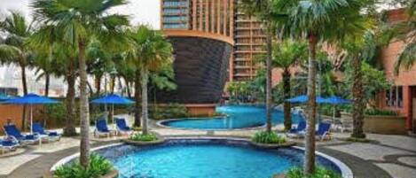 3 من حمّامات السباحة المغطاة، مظلات على حمّام السباحة