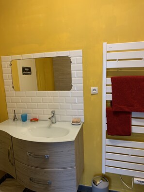 Douche, sèche-cheveux, serviettes fournies, savon