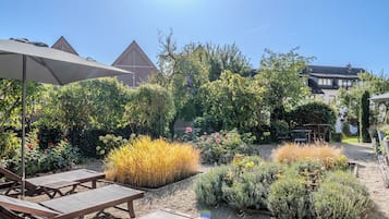 Deluxe-Studiosuite, Nichtraucher, Balkon | Blick auf den Garten