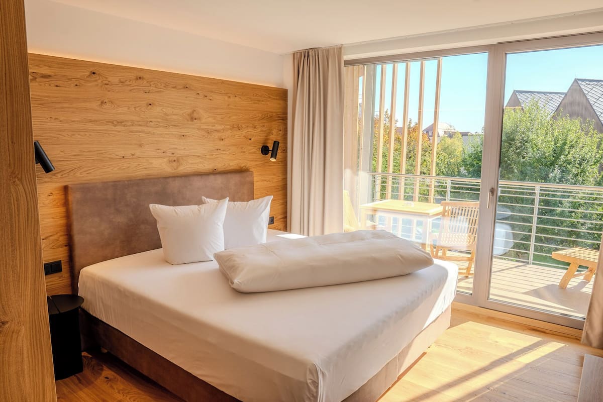 Design Studio Suite, Non Smoking, Balcony | 1 bedroom, hypo-allergenic bedding, down comforters, Select Comfort beds