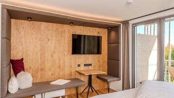 Deluxe-Studiosuite, Nichtraucher, Balkon | Allergikerbettwaren, Daunenbettdecken, Select-Comfort-Betten, Minibar