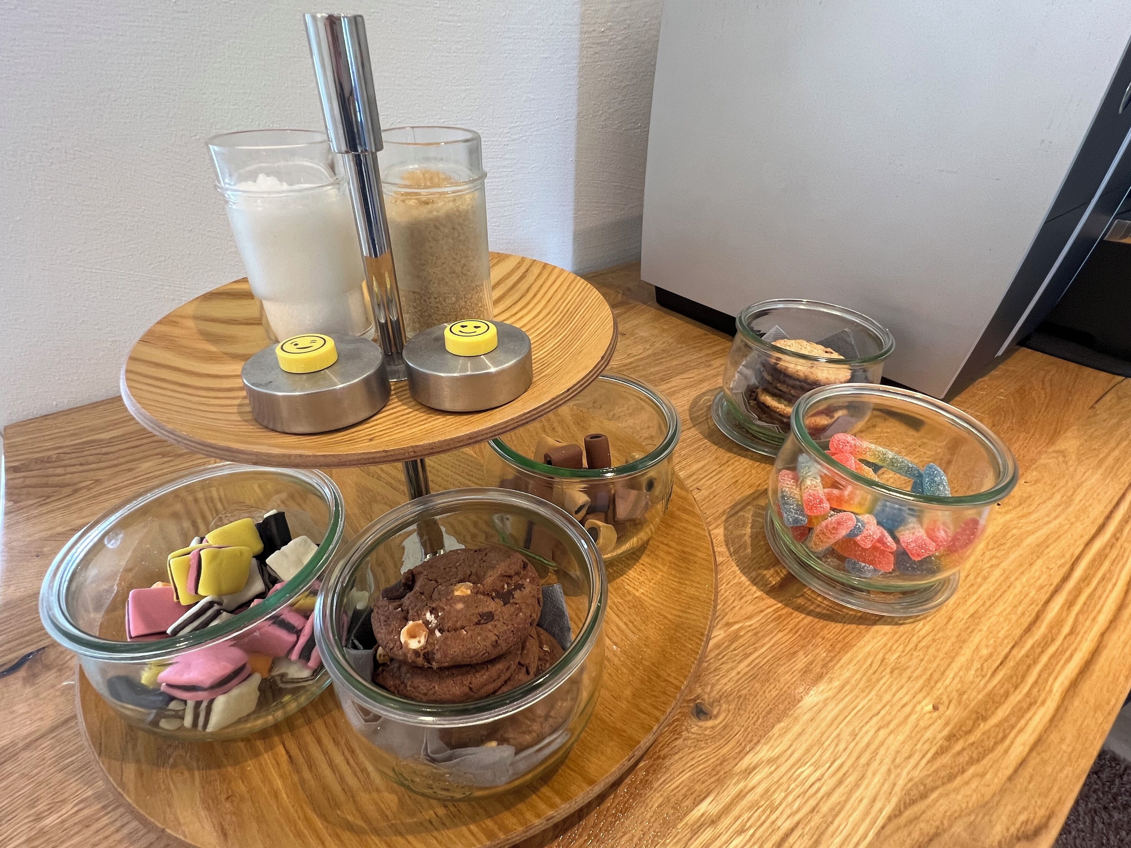 Eine Auswahl an Süßigkeiten und ein Milchgetränk auf einem Holztisch.