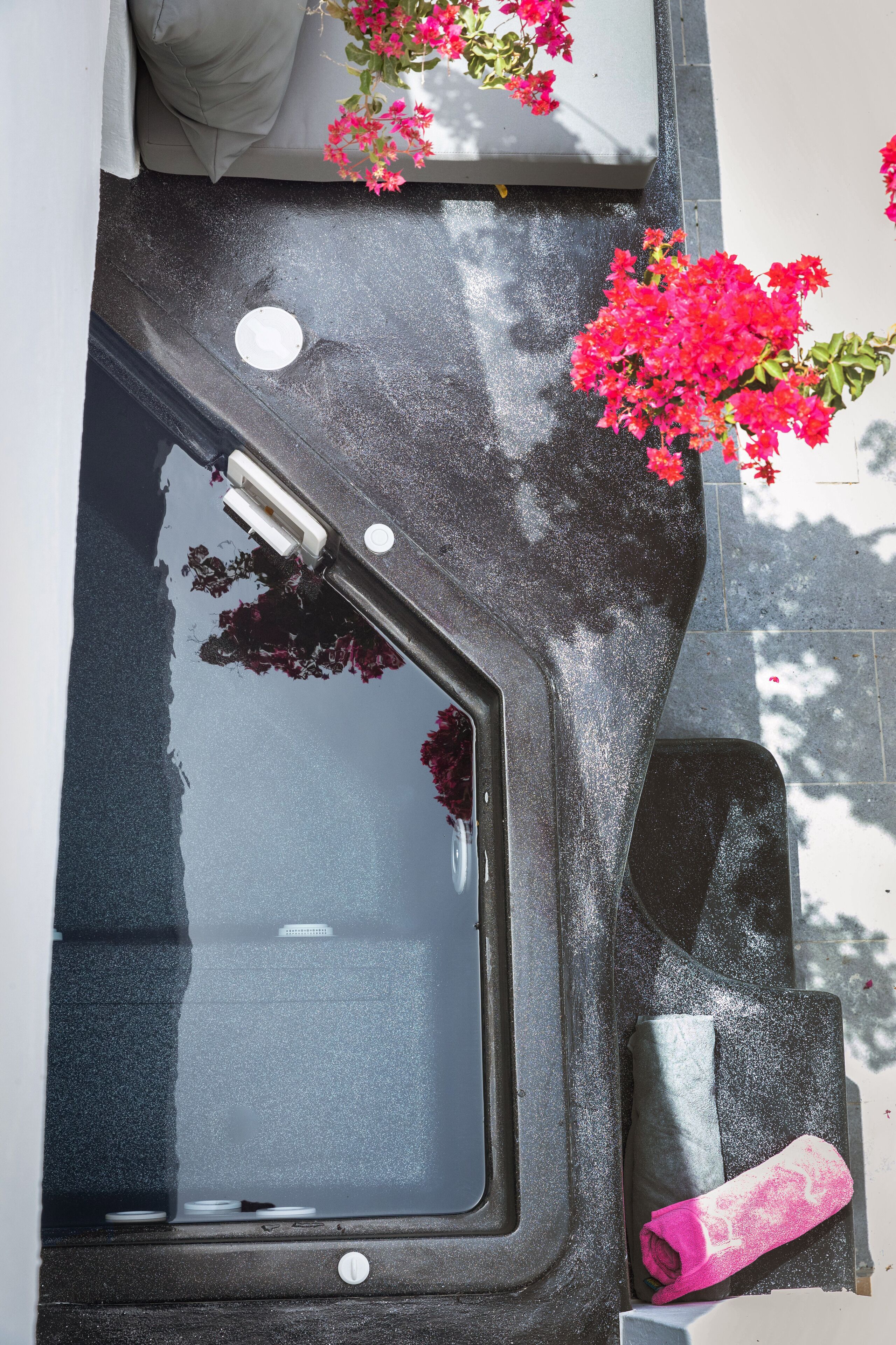 Deluxe Studio, 1 Bedroom, Hot Tub | Pillowtop beds, in-room safe, desk, laptop workspace