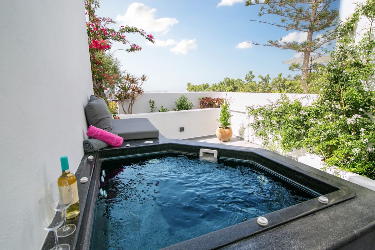 Deluxe Studio, 1 Bedroom, Hot Tub | Pillowtop beds, in-room safe, desk, laptop workspace