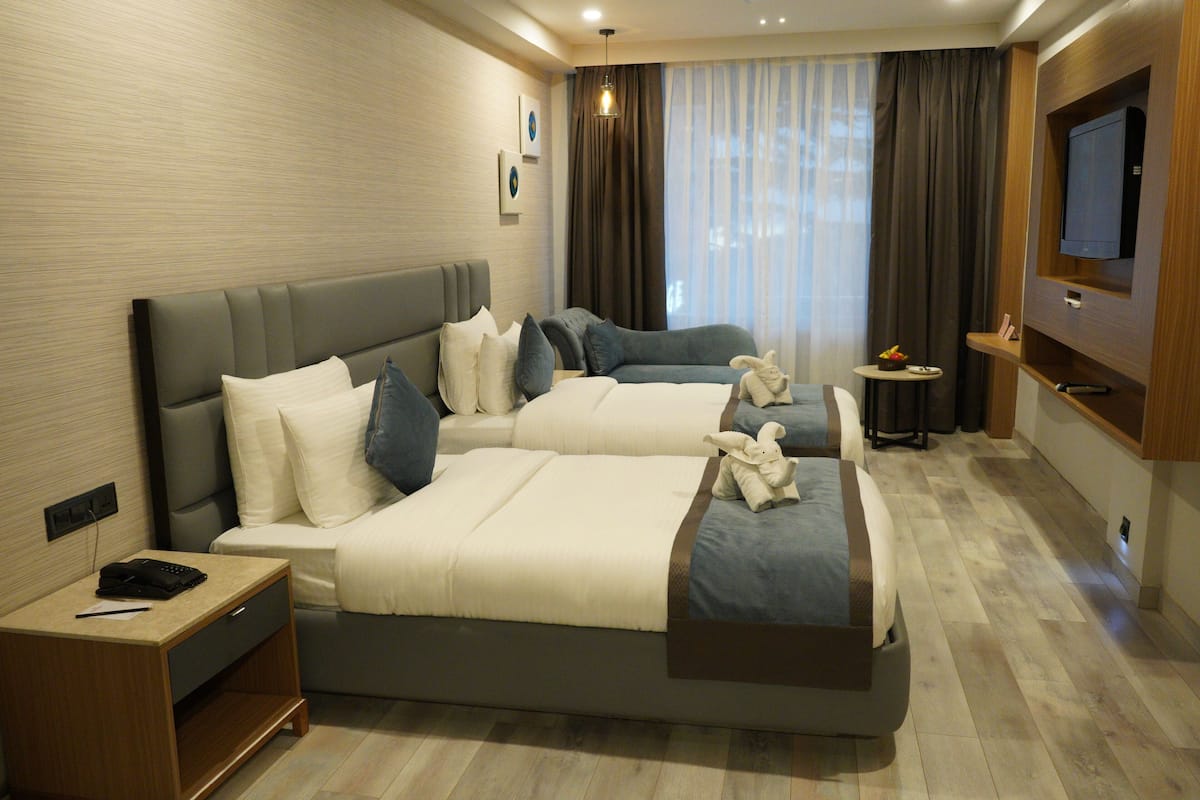 Superior Room with Mall Road View | 折叠床/加床（额外收费）、床单