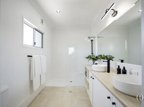 Douche, sèche-cheveux, serviettes fournies, savon