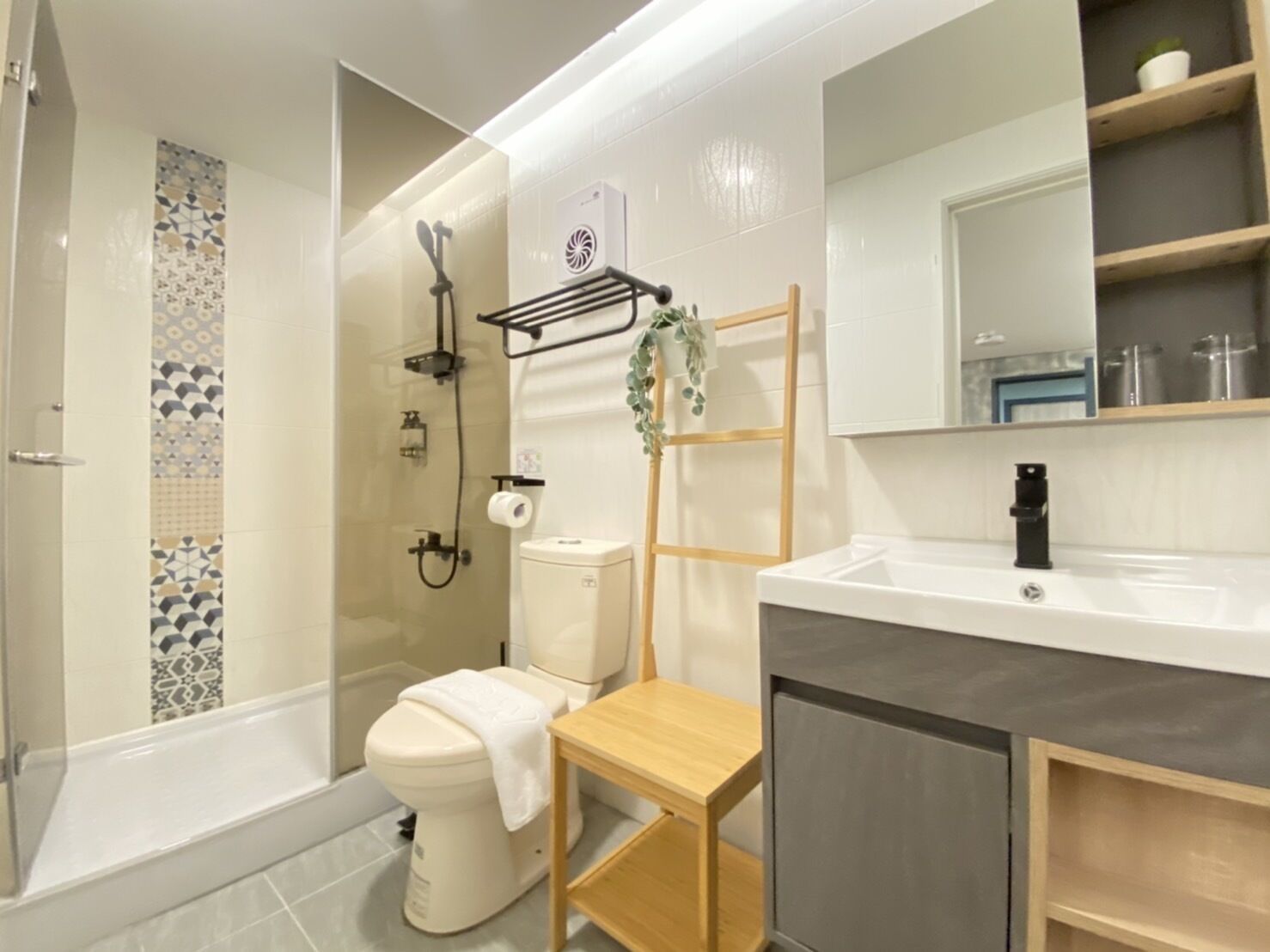 Dusche, Hydromassagedusche, kostenlose Toilettenartikel, Hausschuhe