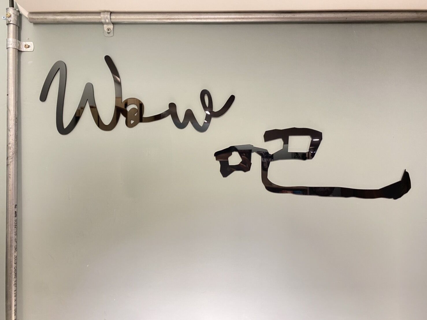 Una pizarra con la palabra 'Wow' y un par de lentes dibujados.