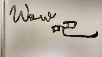 Una pizarra con la palabra 'Wow' y un par de lentes dibujados.