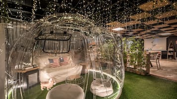Coin salon dans le hall