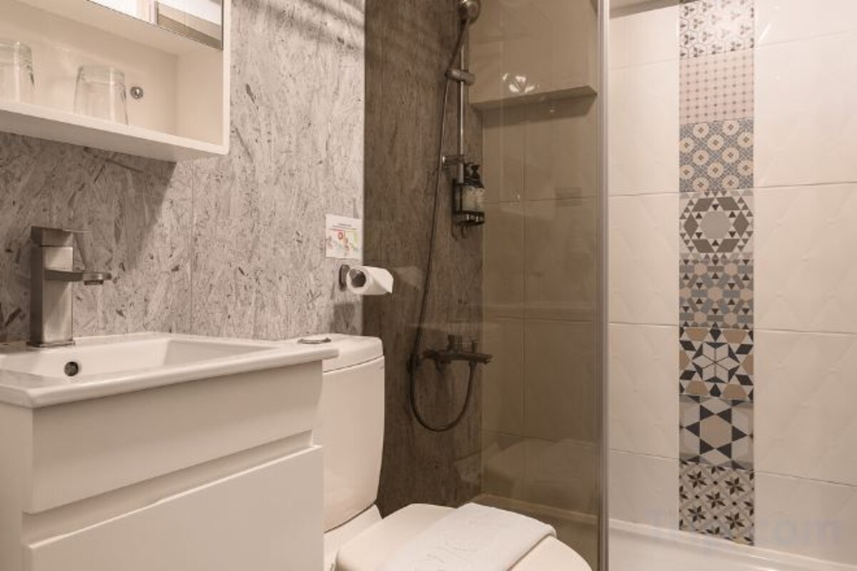 Chuveiro, secador de cabelo, toalhas de banho, shampoo