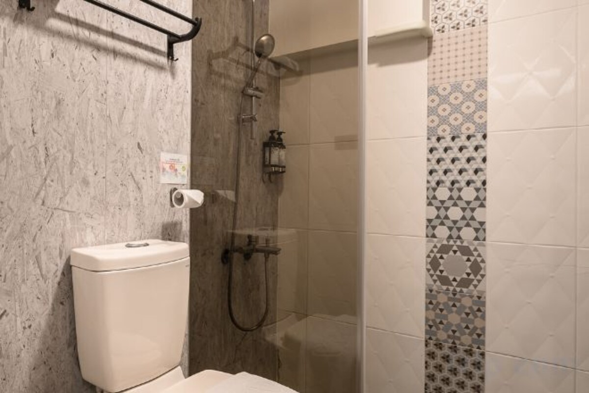Banheiro | Chuveiro, secador de cabelo, toalhas de banho, shampoo