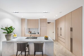 Kühlschrank, Mikrowelle, Ofen, Geschirrspüler