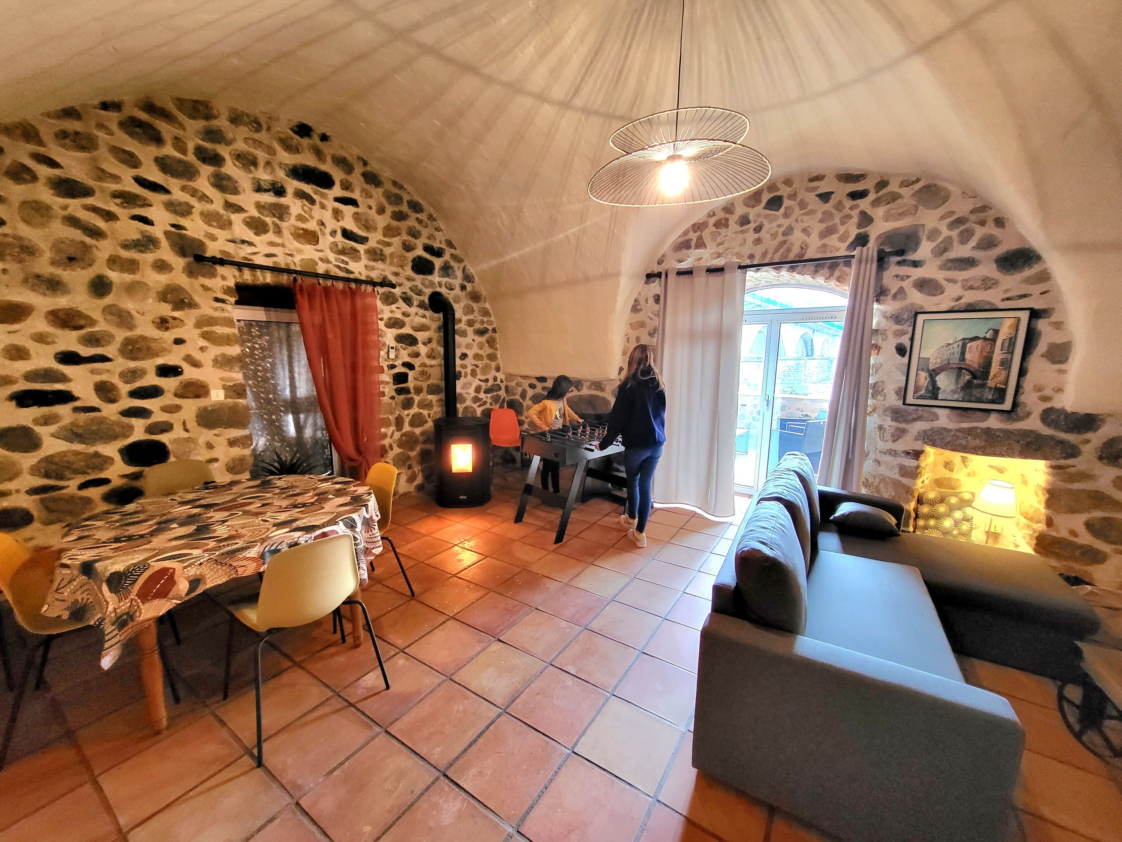 Fernseher, Tischfußball, Bücher