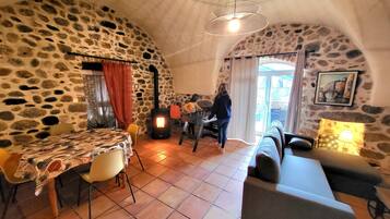 Télévision, baby-foot, livres