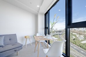 Smart TV - Compact but have'em all 1-bedroom studio in CBD (Auckland)