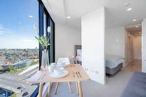 1 habitación, tabla de planchar con plancha, wifi gratis y ropa de cama