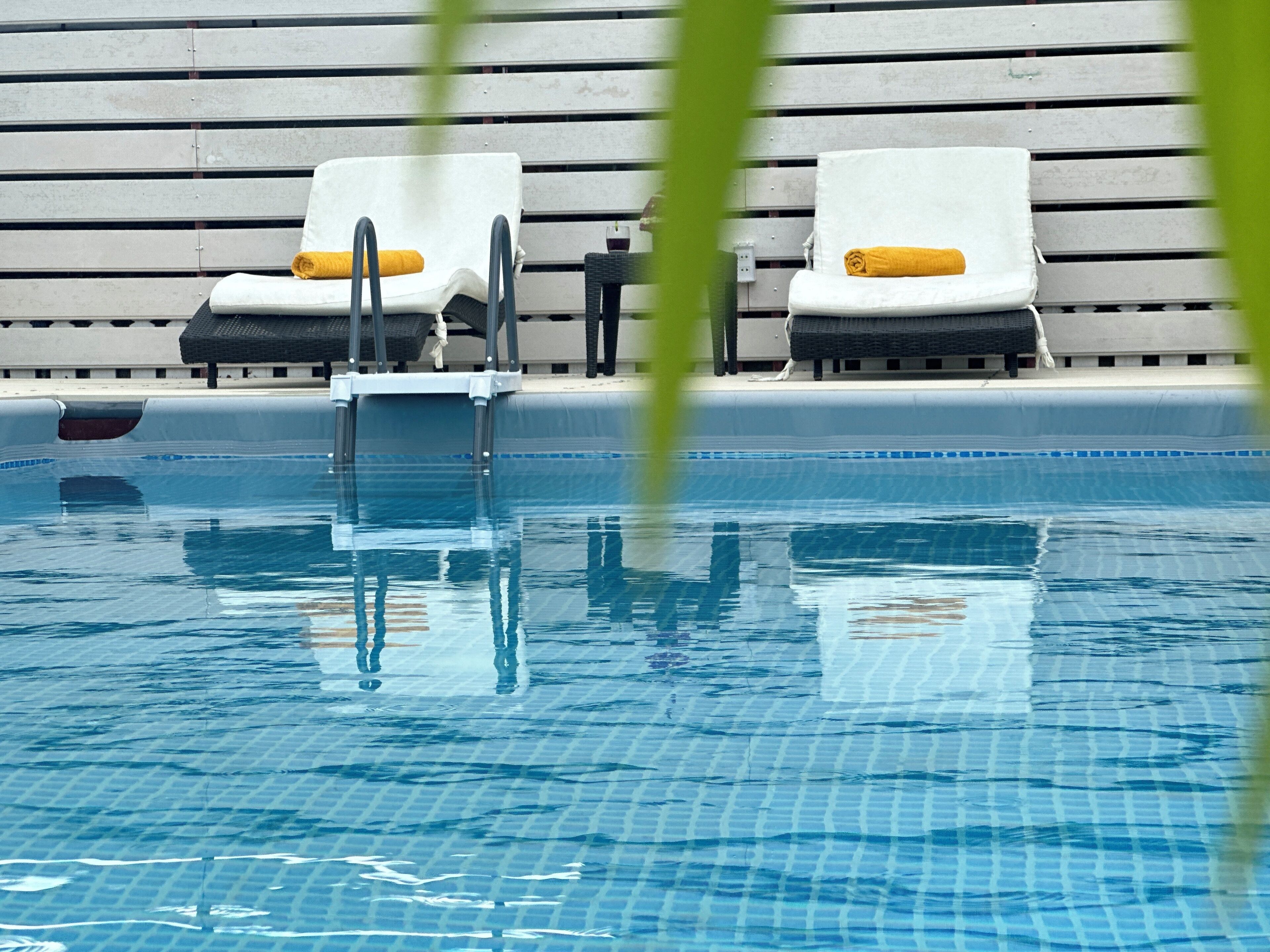 Piscine extérieure, chaises longues