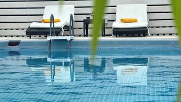 Piscine extérieure, chaises longues