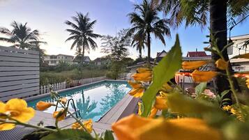 Utendørsbasseng og solsenger