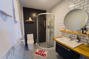 Design Room | Bathroom | Shower, hair dryer, towels, soap