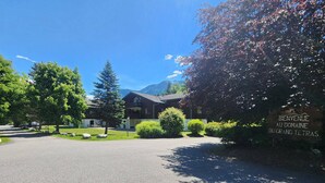 Un edificio con un cartello che riporta 'Bienvenue Au Domaine Du Grand Tetras'.