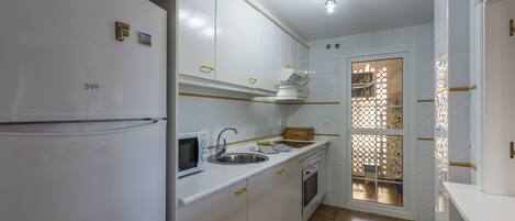 Kühlschrank, Mikrowelle, Ofen, Wasserkocher mit Kaffee-/Teezubehör