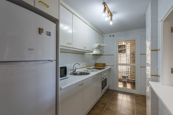 Fridge, microwave, oven, coffee/tea maker