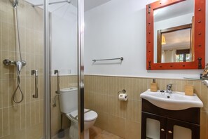 Kylpyamme, hiustenkuivaaja, bidee, pyyhkeet