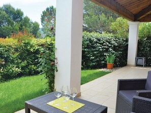 Terrace/patio - Holiday Home 6 Sleeps - Terrace, Garden, Pools, Parking, A/C (Mallemort)