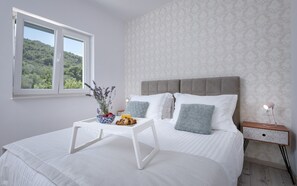 3 bedrooms, WiFi, bed sheets - Hvar, Stari Grad, 5 min from center, peacefull place, no neighbours. (Stari Grad)