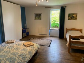 3 bedrooms, desk, iron/ironing board, travel crib