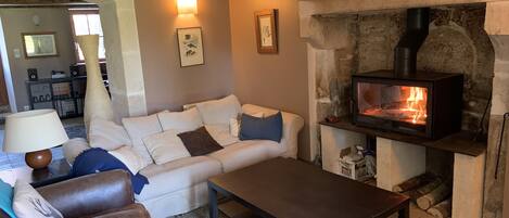 Fernseher, Kamin, Videospiele, DVD-Player