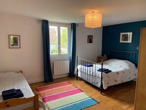 3 sovrum, skrivbord, strykjärn/strykbräda och resesäng