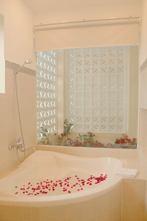 Luxury Room | Bathroom | Free toiletries, hair dryer, slippers, bidet - Hotel Sao Vàng (Bao Loc)