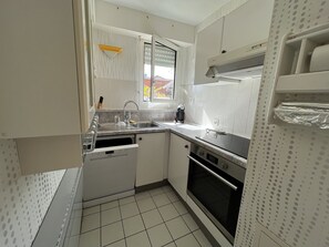 Kühlschrank, Ofen, Herdplatte, Geschirrspüler