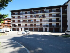 Exterior - Central 3-Room Apartment with Garage, Balcony, and Ski Access (Les Carroz d'Arâches)