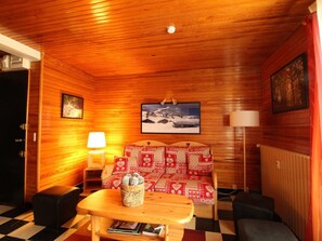 TV - Central 3-Room Apartment with Garage, Balcony, and Ski Access (Les Carroz d'Arâches)