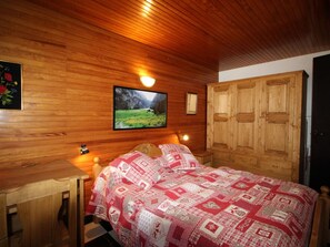 2 bedrooms - Central 3-Room Apartment with Garage, Balcony, and Ski Access (Les Carroz d'Arâches)