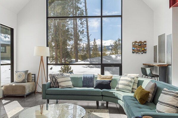 Televisión y chimenea 