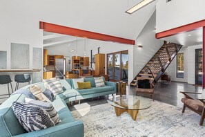 Televisión y chimenea 